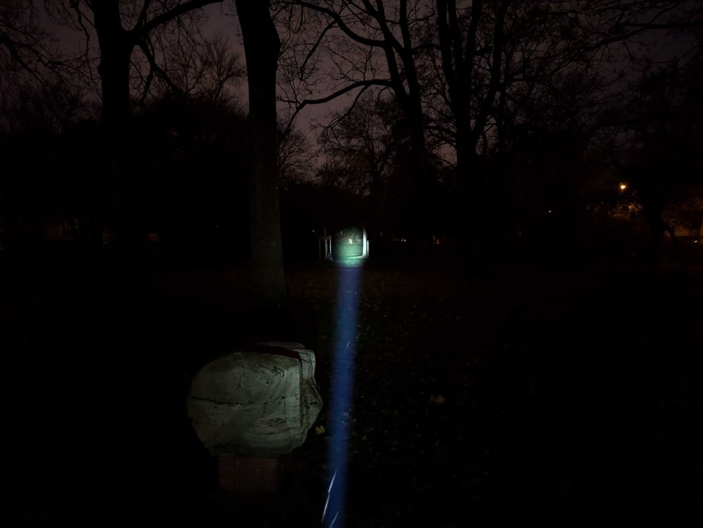 Zentrierter Strahl der Ledlenser P9R Core LEP Taschenlampe im Park