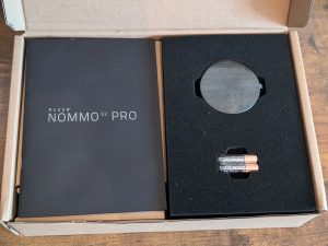 Zubehörverpackung der Razer NOMMO V2 Pro PC-Lautsprecher geöffnet (2)