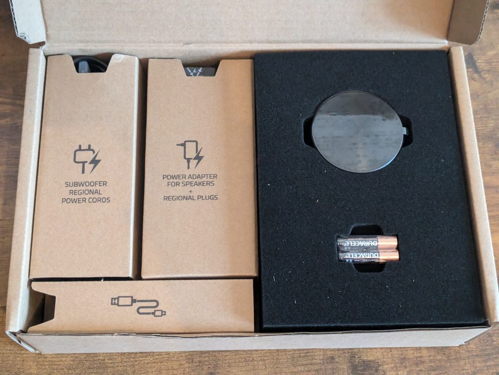 Zubehörverpackung der Razer NOMMO V2 Pro PC-Lautsprecher geöffnet (3)