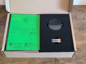 Zubehörverpackung der Razer NOMMO V2 Pro PC-Lautsprecher geöffnet