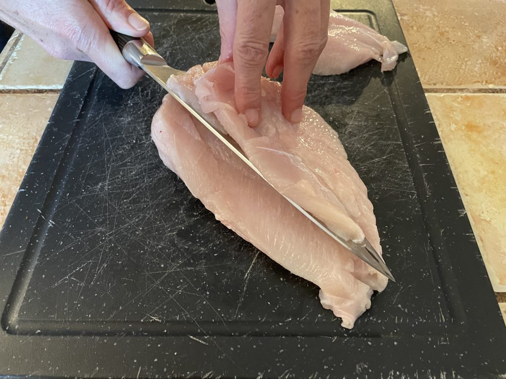 imarku-Küchenmesser beim Schneiden von Fleisch