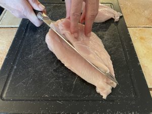 imarku-Küchenmesser beim Schneiden von Fleisch