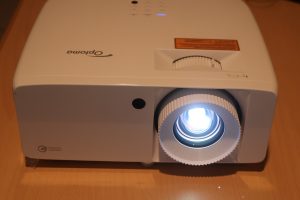 Optoma UHZ66 Beamer Front