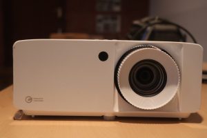 Optoma UHZ66 Beamer Front Draufsicht