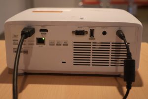 Optoma UHZ66 Beamer Rückseite