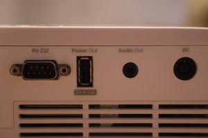 Optoma UHZ66 Beamer Anschlüsse rechts