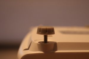 Optoma UHZ66 Beamer Fuß rausgedreht