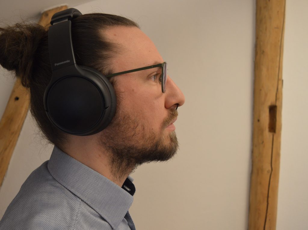 Panasonic RB-M600BE-K Over-Ear-Kopfhörer aufgesetzt Ansicht Rechts