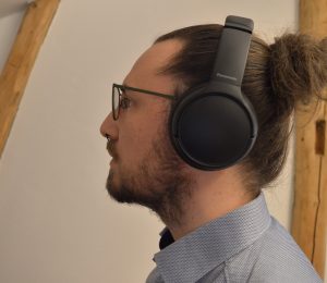 Panasonic RB-M600BE-K Over-Ear-Kopfhörer aufgesetzt Ansicht Links