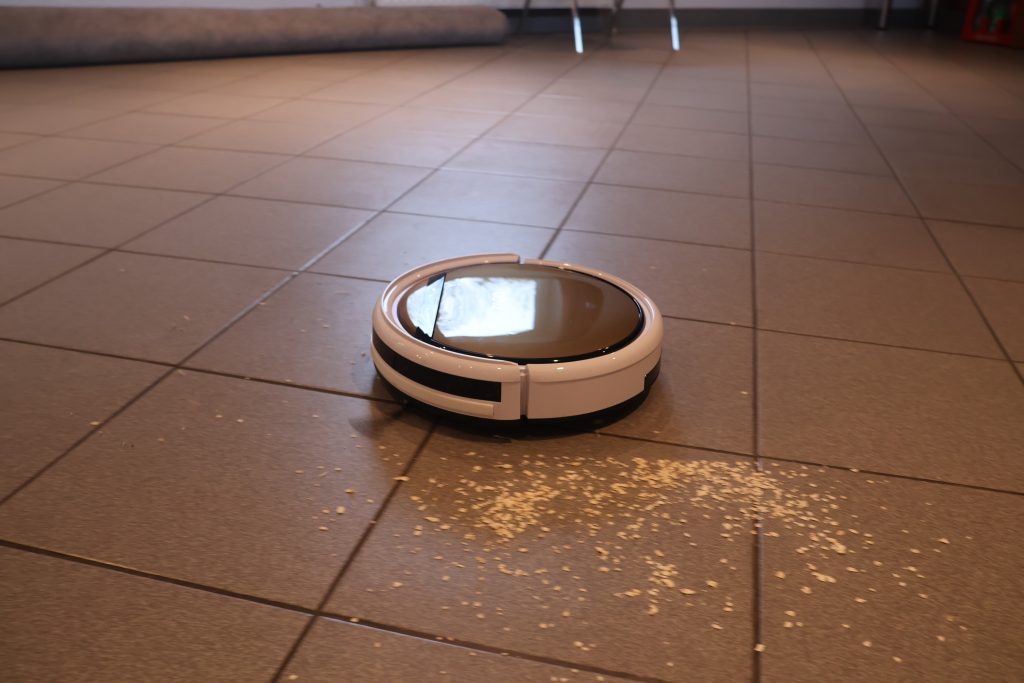 Zaco V5x Staubsauger-Roboter in Action