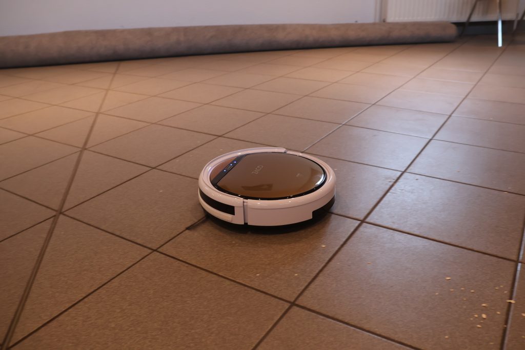 Zaco V5x Staubsauger-Roboter in Action