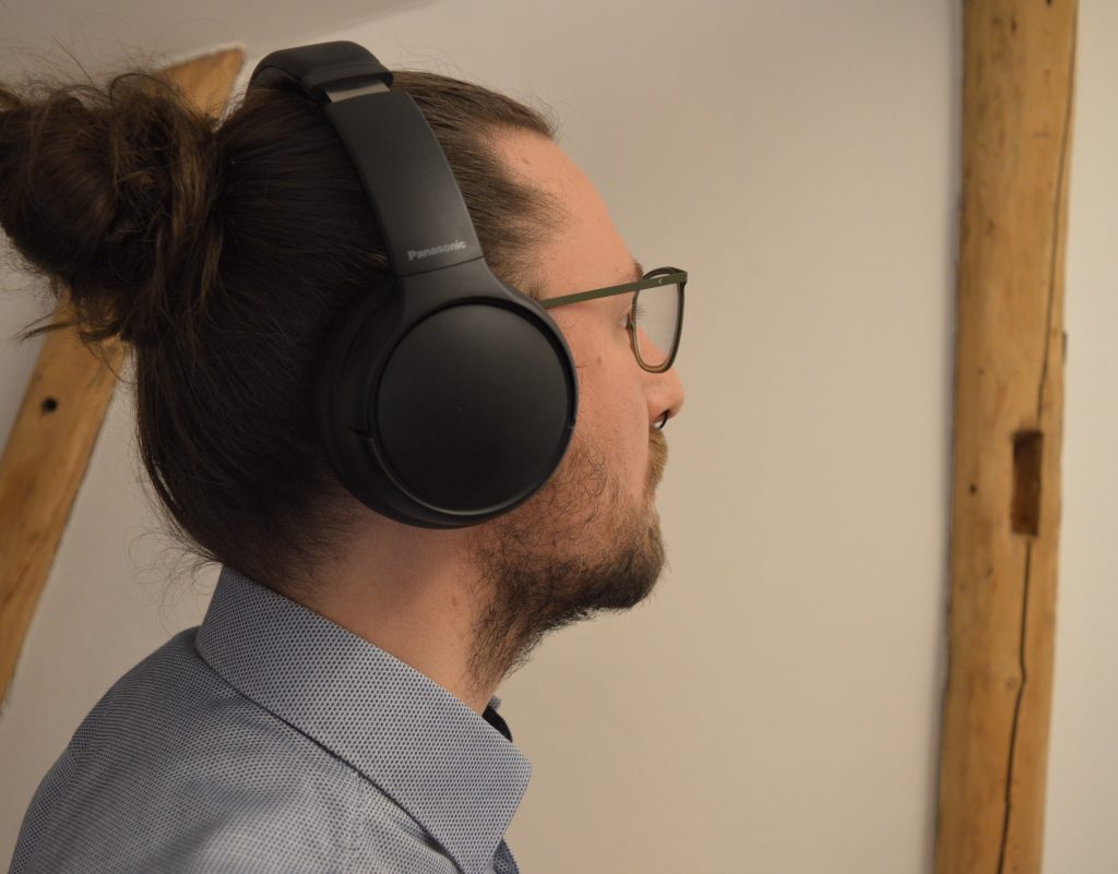 Panasonic RB-M600BE-K Over-Ear-Kopfhörer aufgesetzt Ansicht schräg Rechts