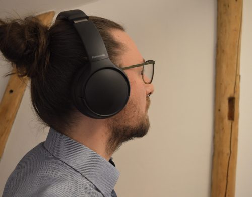 Panasonic RB-M600BE-K Over-Ear-Kopfhörer aufgesetzt Ansicht schräg Rechts