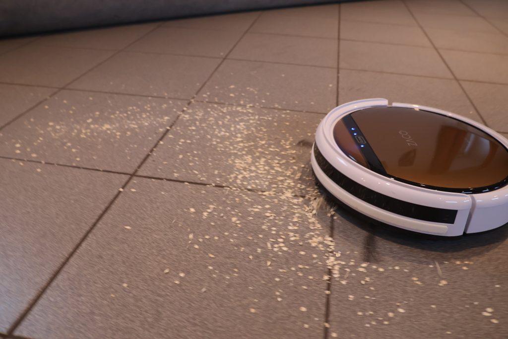 Zaco V5x Staubsauger-Roboter in Action
