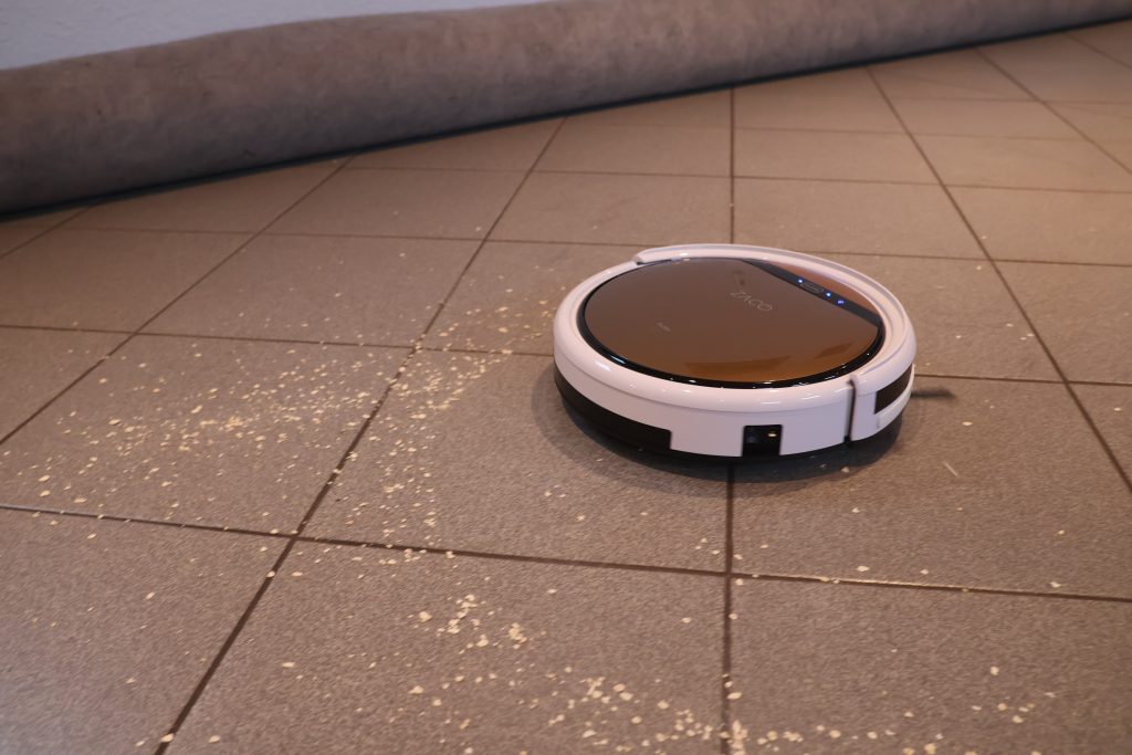 Zaco V5x Staubsauger-Roboter in Action