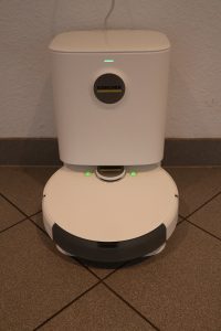 Kärcher RCV 5 Staubsauger-Roboter mit Absaugstation eingeschaltet