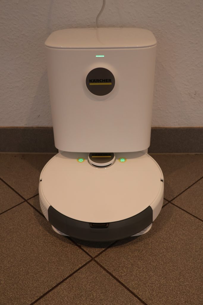 Kärcher RCV 5 Staubsauger-Roboter mit Absaugstation eingeschaltet
