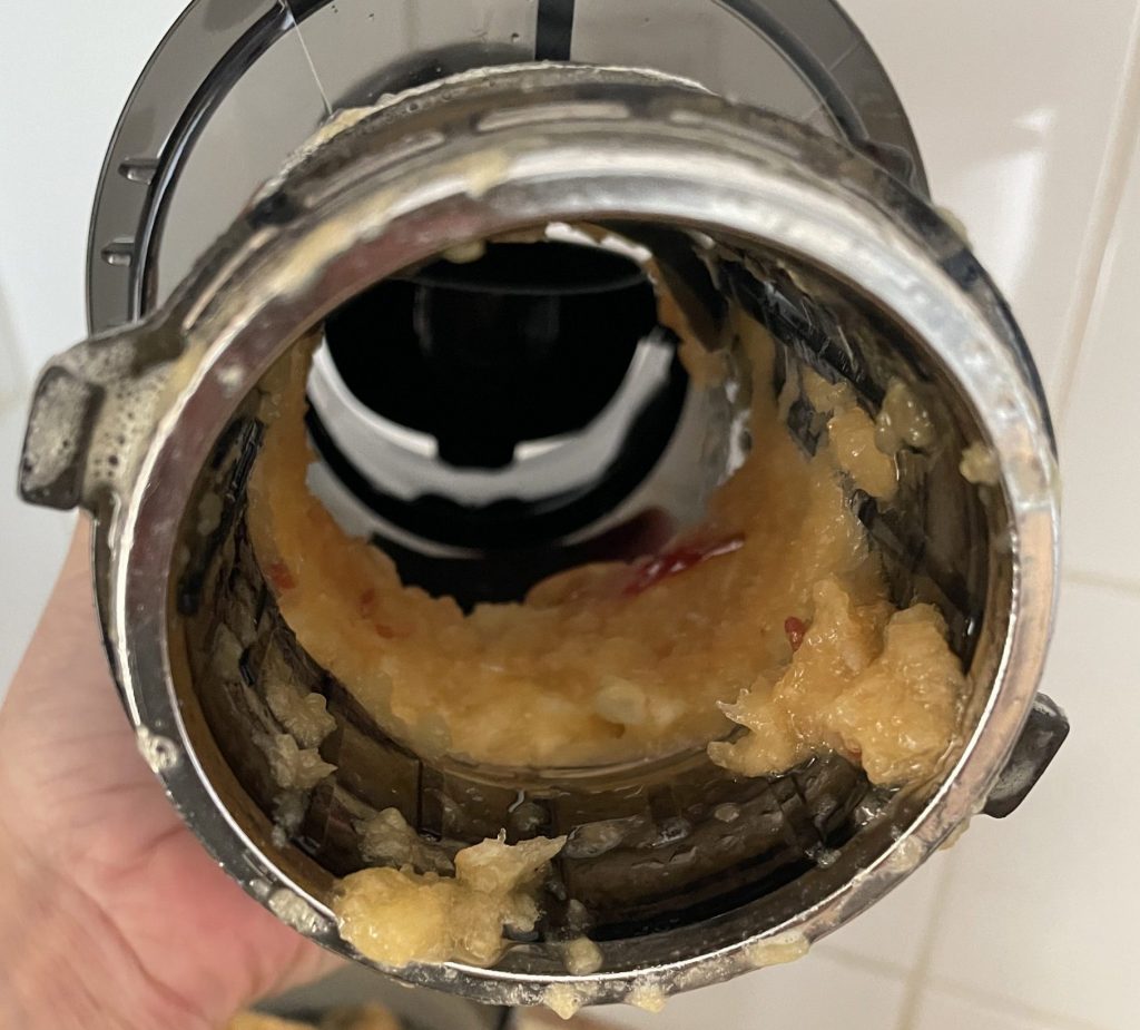 AOBOSI SJ-022 Slow-Juicer Einfüllschacht unf Sieb nach dem Entsaften von Äpfeln