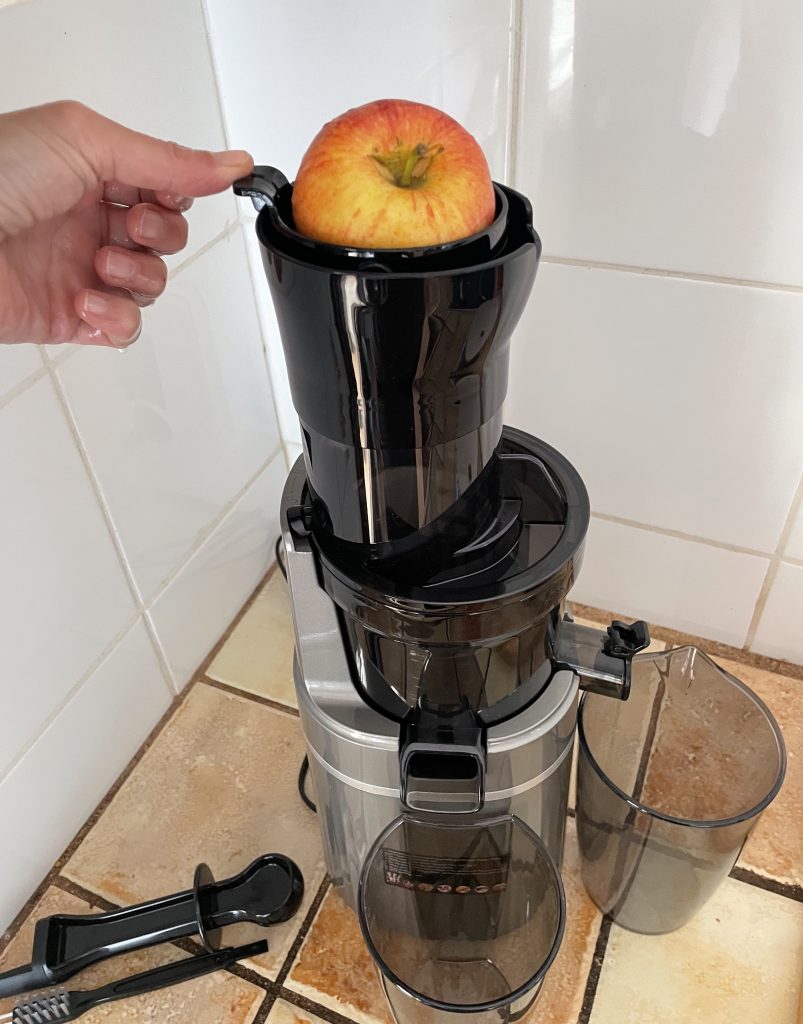 AOBOSI SJ-022 Slow-Juicer während des Einfüllen eines ganzen Apfels