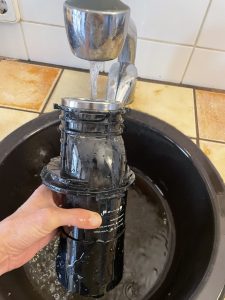 AOBOSI ‎SJ-022 Slow-Juicer beim Spülen des Einfüllkanals