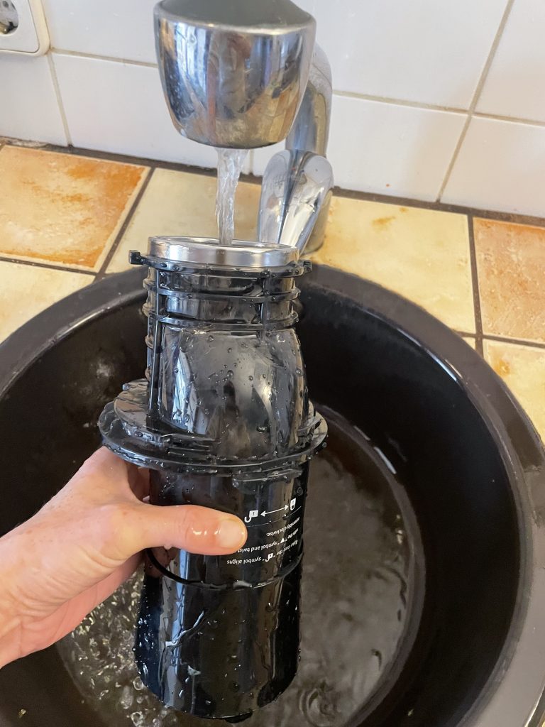 AOBOSI ‎SJ-022 Slow-Juicer beim Spülen des Einfüllkanals
