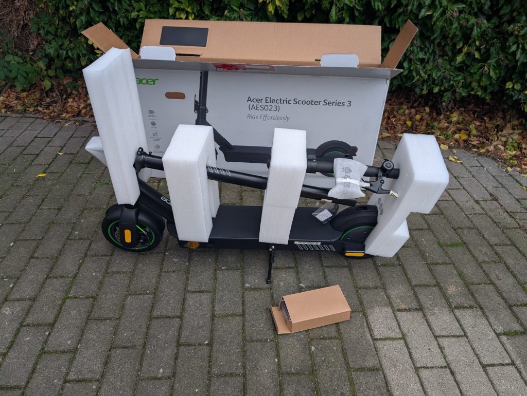 Acer AES023 E-Scooter mit Verpackung