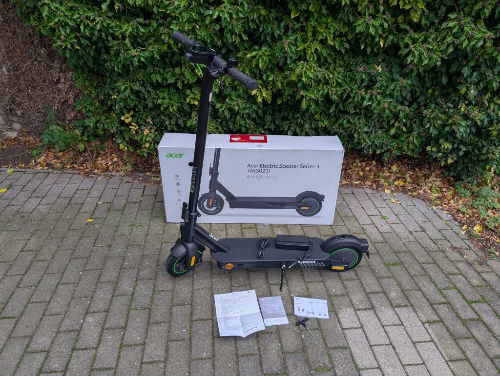 Acer AES023 E-Scooter mit Verpackung und Zubehör