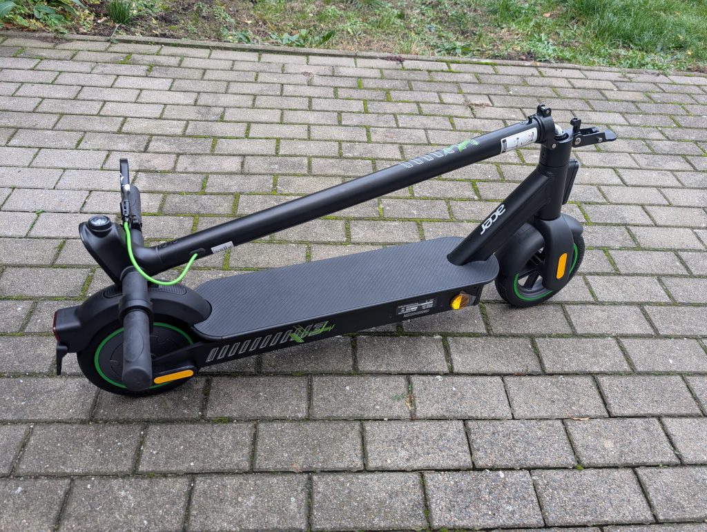 Acer AES023 E-Scooter zusammengeklappt