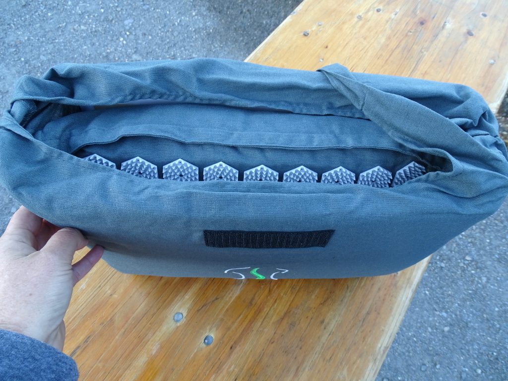 BACKLAxx-Akupressurmatte Tasche mit Inhalt geöffnet