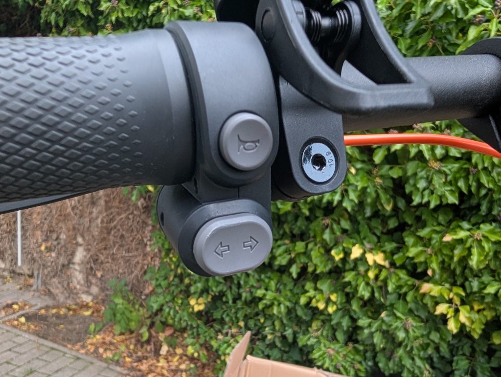 Bedienelemente des Segway Ninebot F2 Pro E-Scooters am Griff