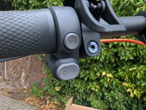 Bedienelemente des Segway Ninebot F2 Pro E-Scooters am Griff