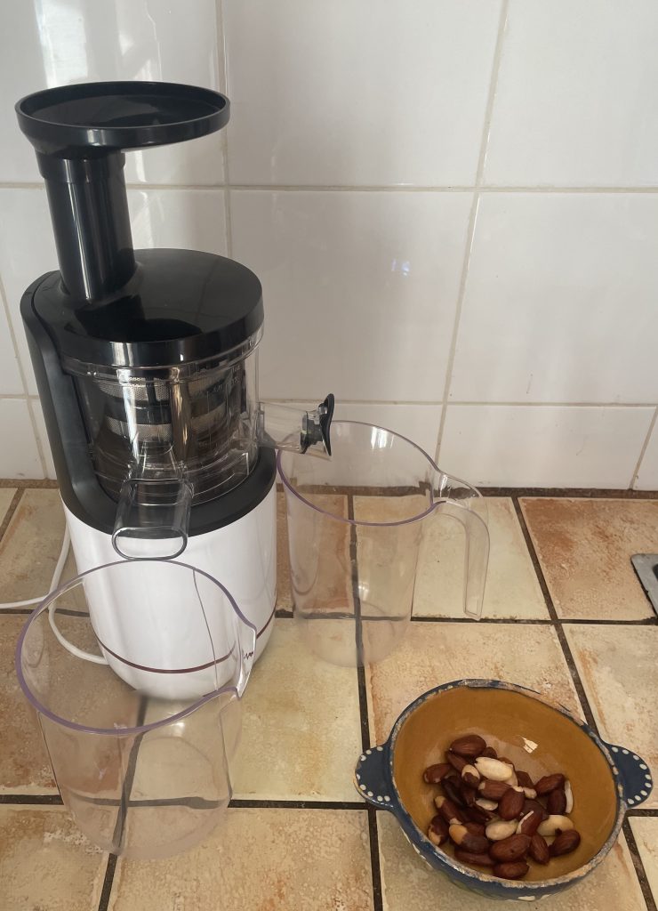 Bosch VitaExtract MESM500W Slow-Juicer Vorbereitung Mandelmilch