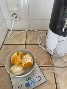 Bosch VitaExtract MESM500W Slow-Juicer abgewogene Orangen
