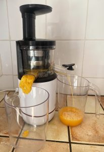 Bosch VitaExtract MESM500W Slow-Juicer beim Entsaften von Orangen mit geöffnetem Ausgusskanal