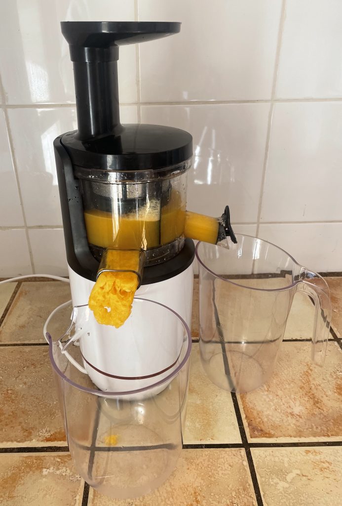 Bosch VitaExtract MESM500W Slow-Juicer beim Entsaften von Orangen mit verschlossenem Ausgusskanal