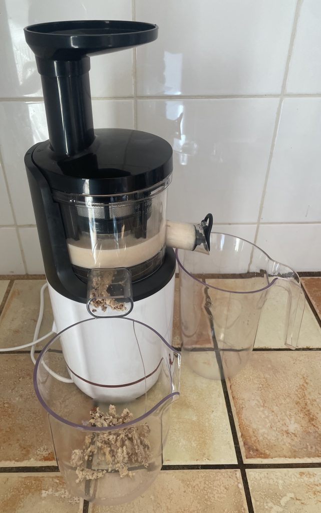 Bosch VitaExtract MESM500W Slow-Juicer während der Zubereitung von Mandelmilch