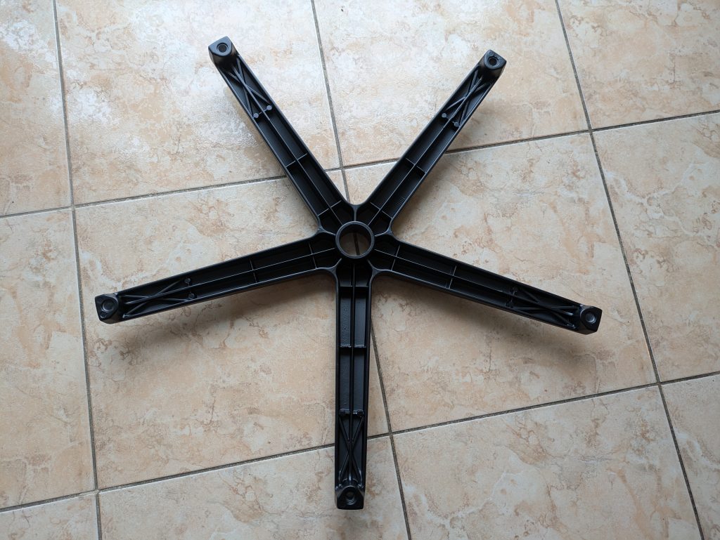 Drehkreuz des Razer Iskur V2 Gaming-Stuhls von unten