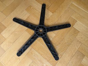 Drehkreuz des Robas Lund DX Racer 6 OHFD32NW Gaming Stuhls von unten