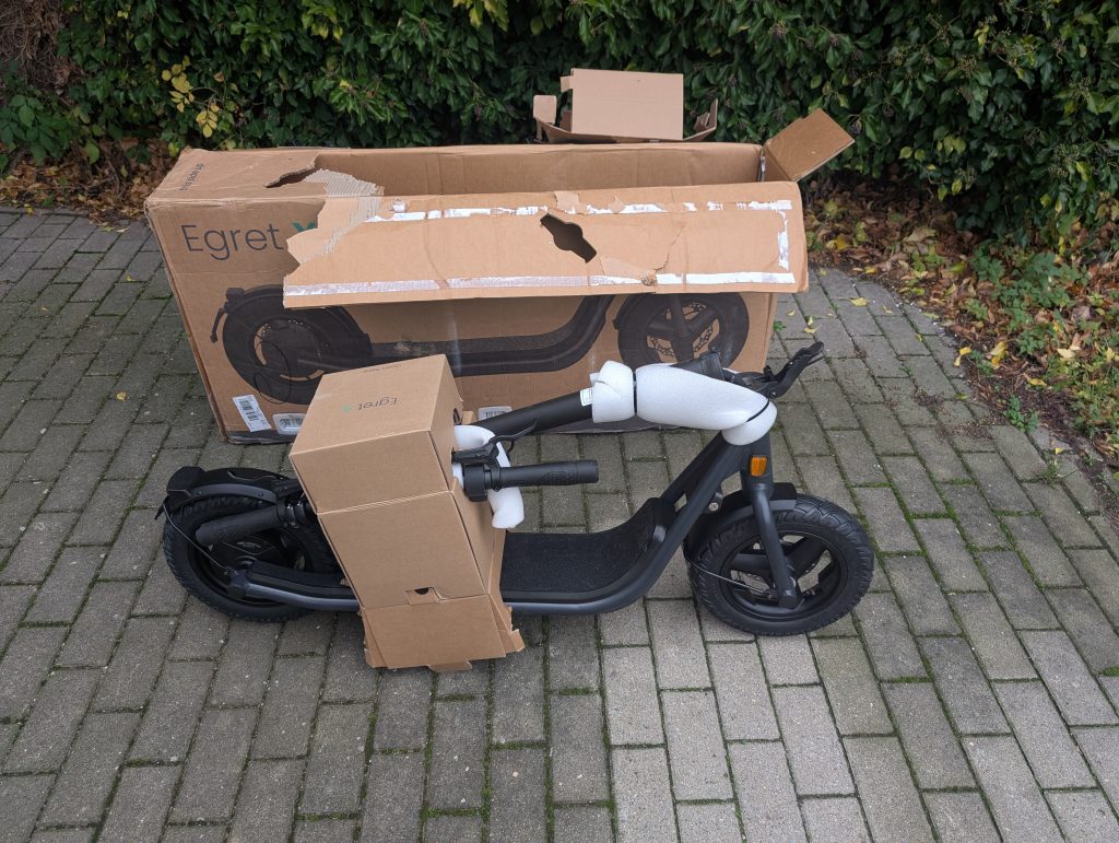 Egret X+ E-Scooter mit Verpackung