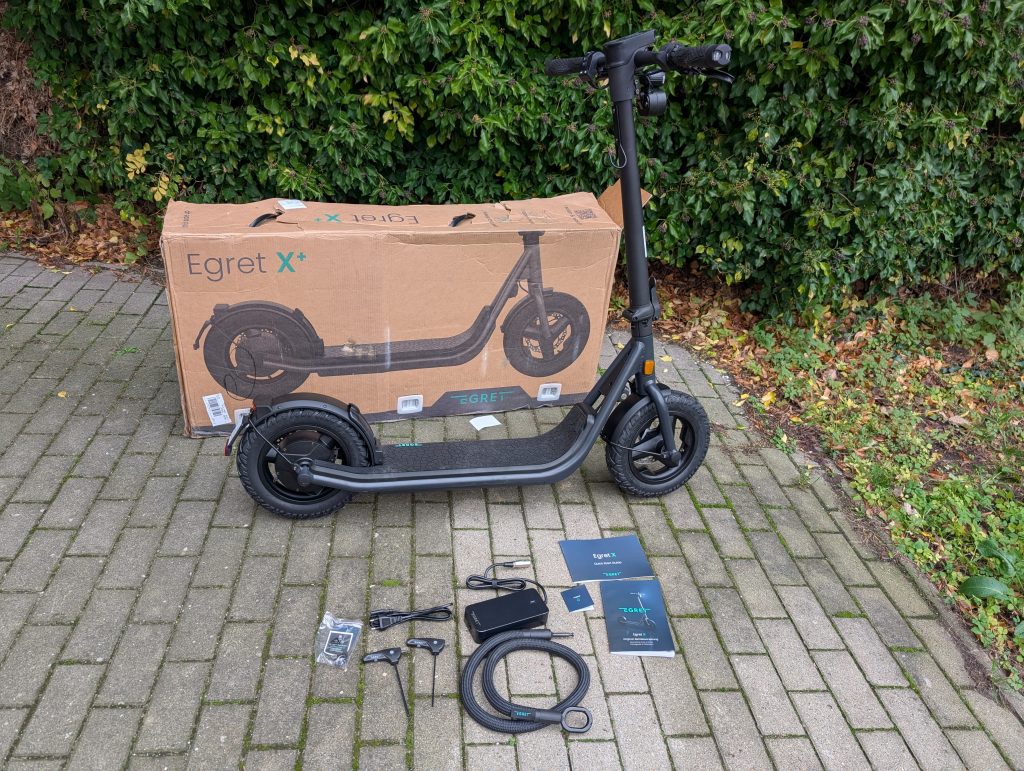 Egret X+ E-Scooter mit Verpackung und Zubehör