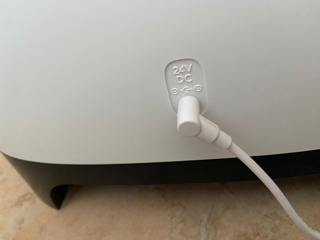 Eingesteckter Netzstecker des Meaco Armin 680 Luftbefeuchters