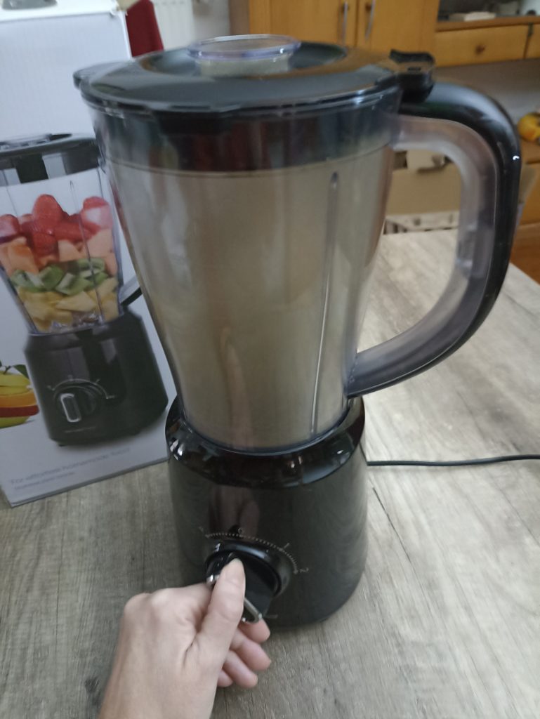 Emerio BL-12816.8 Standmixer, Zerkleinern von Brennnesseln