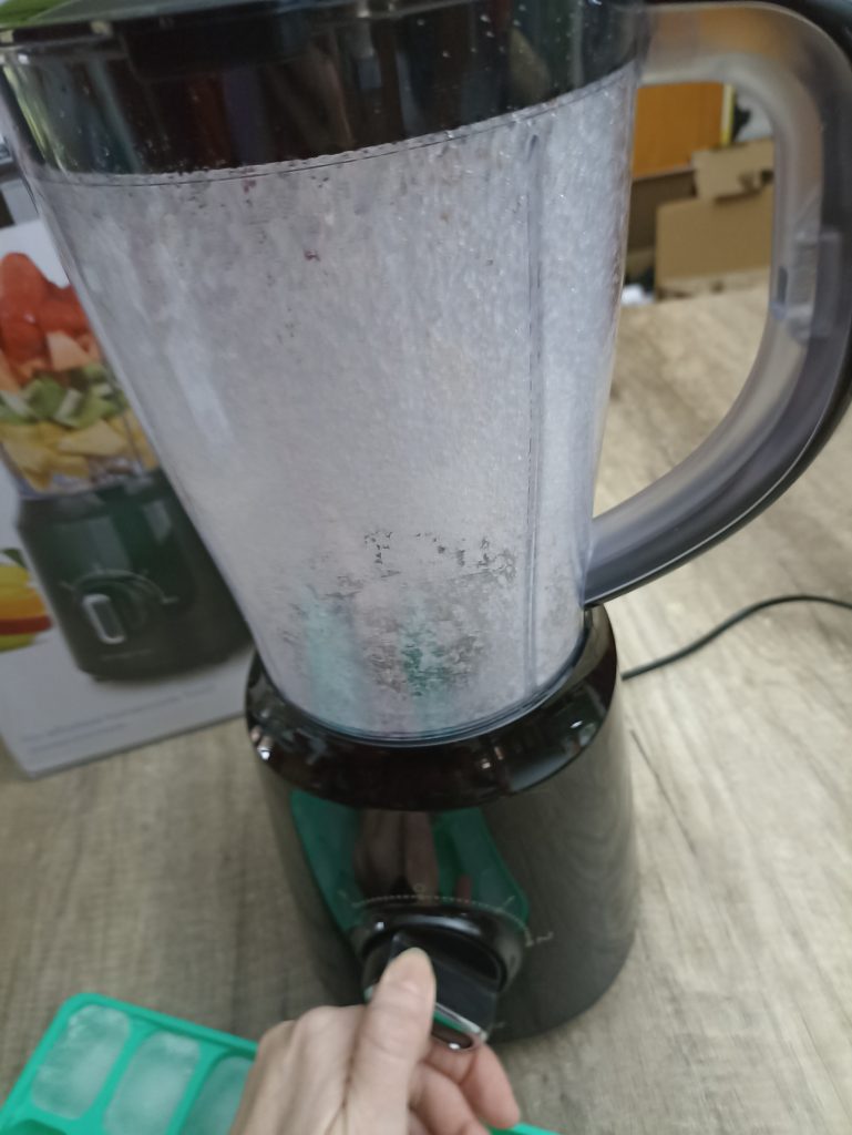 Emerio BL-12816.8 Standmixer, Zerkleinern von vier Eiswürfeln
