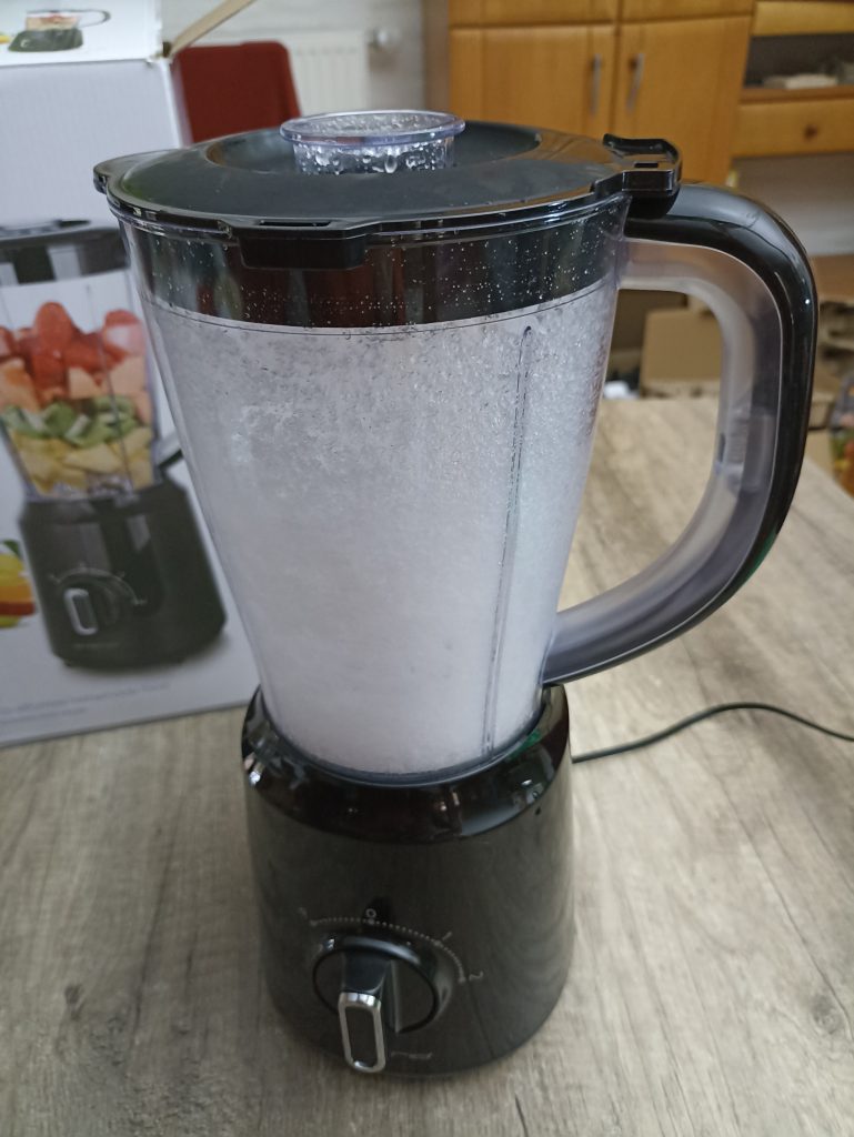 Emerio BL-12816.8 Standmixer, acht Eiswürfel zerkleinert