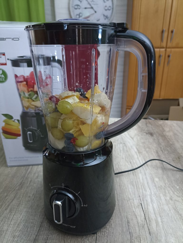 Emerio BL-12816.8 Standmixer, vor dem Mixe eines Smoothies