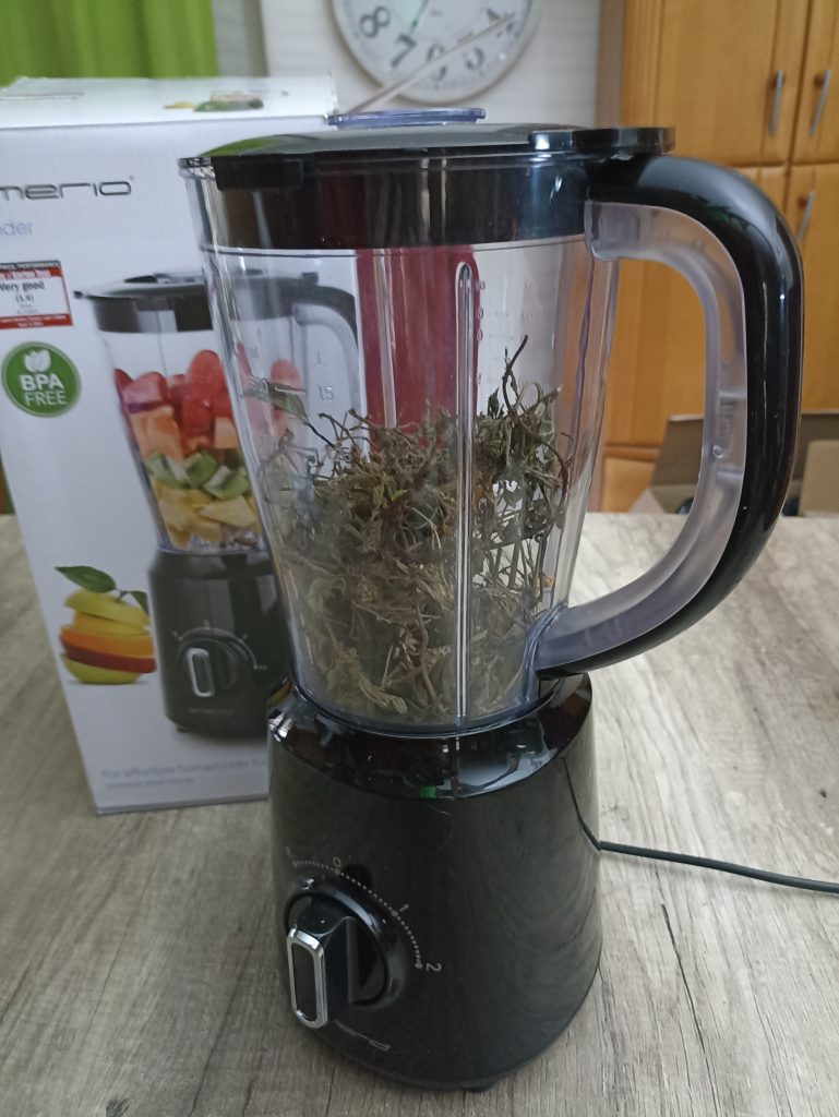 Emerio BL-12816.8 Standmixer, vor dem Zerkleiner von Brennnesseln
