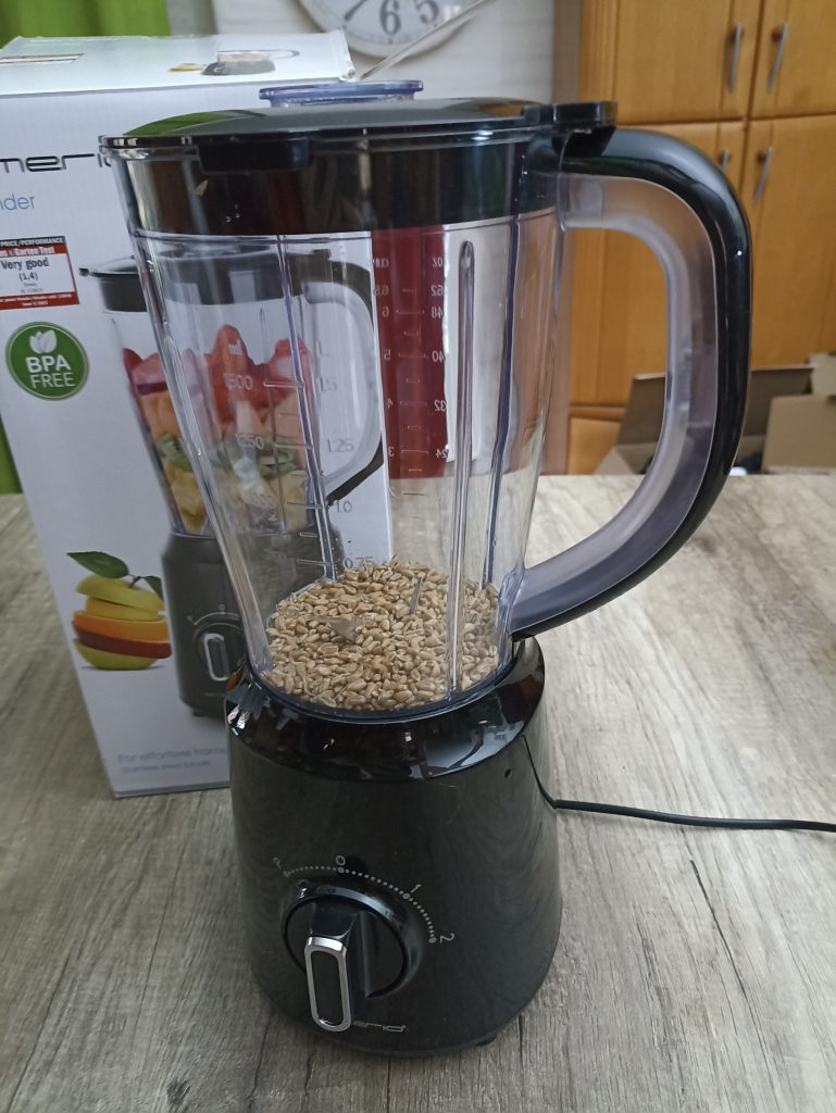 Emerio BL-12816.8 Standmixer, vor dem Zerkleinern von Vollkornweizen