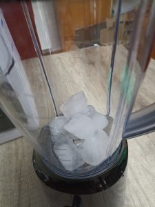 Emerio BL-12816.8 Standmixer, vor dem Zerkleinern von acht Eiswürfeln
