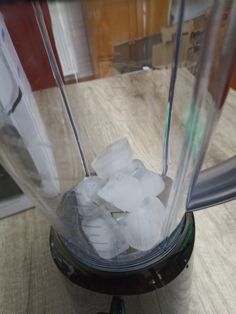 Emerio BL-12816.8 Standmixer, vor dem Zerkleinern von acht Eiswürfeln
