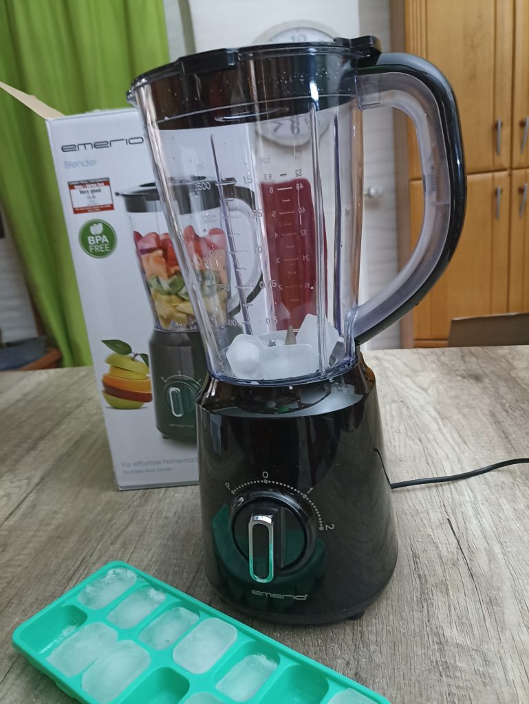 Emerio BL-12816.8 Standmixer, vor derm Zerkleinern von vier Eiswürfeln